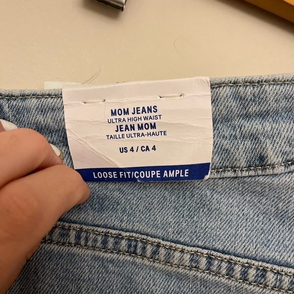 NWT Distressed High Rise Mom Jean Size 4 - Picture 6 of 8